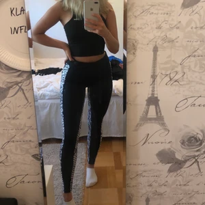 Boohoo - Träningsbyxor från Bohoo med revär i ormimitation🐍 Storlek XS, 80kr