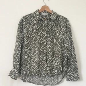 Sommarskjorta - Superfin oanvänd blommig skjorta från Mango 