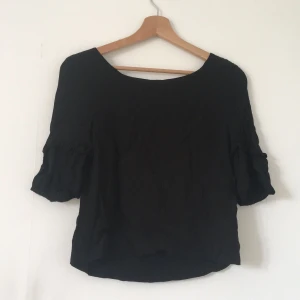 & other stories volang t-shirt - Sötaste volang t-shirten från & Other Stories ! 