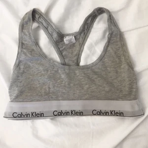 Calvin Klein bh - 200 med frakt!  Calvin Klein bh i Strl small😍 nypris var 395kr. Ett måste i garderoben! 