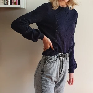 Stickad tröja, Vero Moda - Skön stickad tröja från Vero Moda. Mörk/marinblå, storlek S. Knappt använd! Kan mötas upp i Uppsala/Stockholm, alternativt skicka mot fraktkostnad.💙