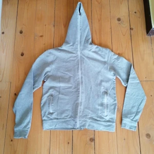 Grå hoodie - Grå hoddie med fickor och dragkedja hela vägen upp