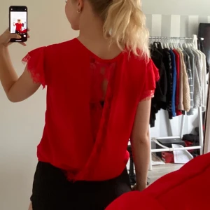 Röd/orange blus - Fin blus med spetts🧡❤️