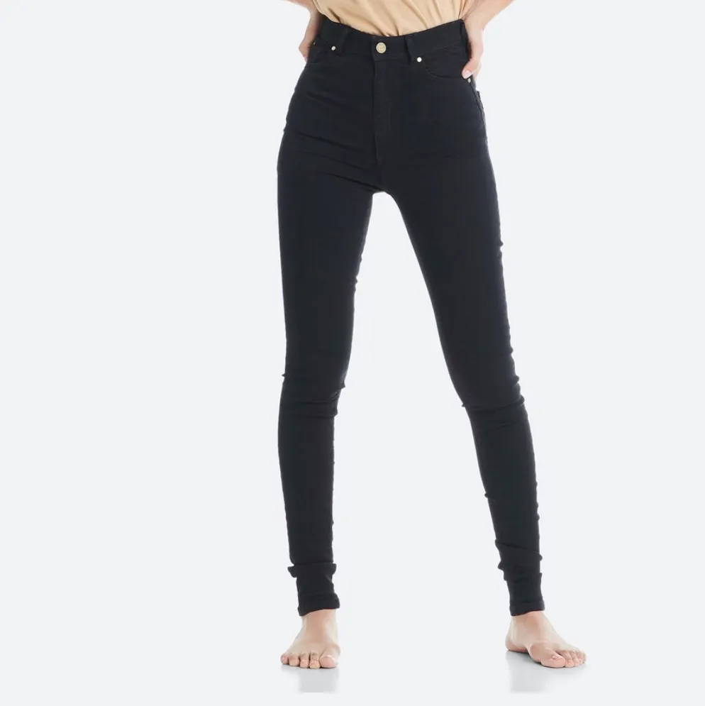 Svarta snygga Super High Flex jeans som alltså är extra höga skinny jeans😍 aldrig använda! frakt tillkommer💓. Jeans & Byxor.