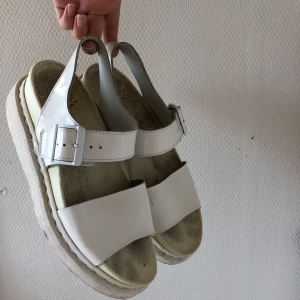 Skor - Vita sandaler från Dr Martens! Jättesköna, perfekta till sommaren 🥰
