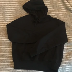 Hoodie svart, strl M - Svart hoodie från H&M storlek M, bra passform, hyfsat använd, bra skick dock lite nopprig på ena armen. 
