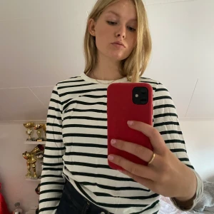 Randig tröja weekday  - Jättefin randig tröja som tyvärr är lite för kort i armarna för mig. Ränderna ser svarta ut men i verkligheten går de åt de mer gröna hållet. Använd ett fåtal gånger 