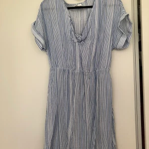 Klänning & jacka  - Knappt använt, 50-80 kr 