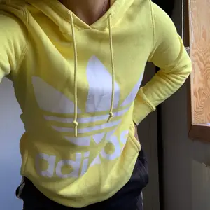 Säljer mina fina gula adidas hoodie eftersom den aldrig kommer till användning tyvärr. Köparen står för frakten det är storlek S men passar även på en XS beror på hur man vill att den ska sitta