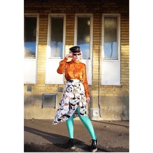 Asymmetrisk kjol  - Slits framtill, dragkjedja (egensydd) 