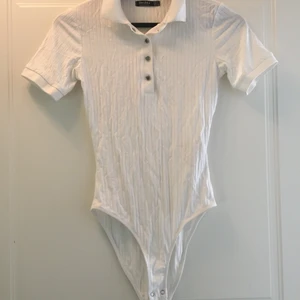 Body från Berskha - Vit, ribbad body i pikémodell från Berskha som är i nyskick. 