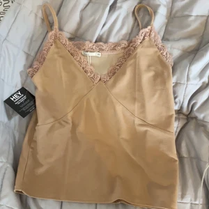 Linne från Nelly  - Fint linne, men för stort för mig tyvärr. Prislappen är kvar, storlek xs men passar mer än S/M. 