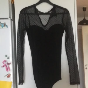 Svart mesh body stl xs - Svart body med mesh/prickar öppnat både nere i grenen och bak i nacken 