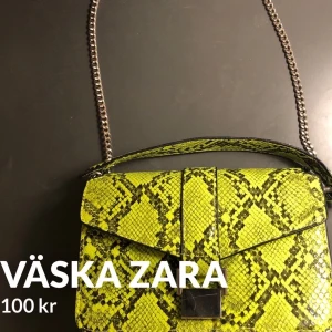 Neongul Ormskinnsväska - Perfekt att ha till vardags samt fest! Bra skick.