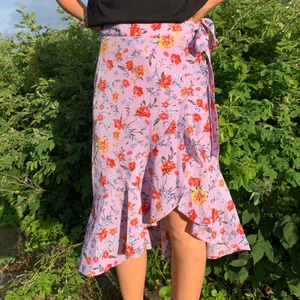 Somrig omlottkjol, endast testad - Så himla fin omlottkjol från cubus!! Den har tyvärr inte kommit till användning så den är i nyskick. Den är stor i storleken så sitter som en 36