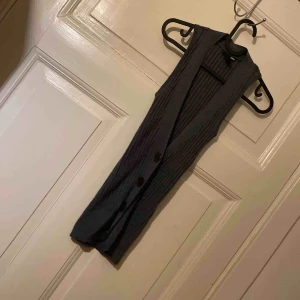  - Ribbad väst perfekt att ha över en långärmad tröja.  32/34 i storlek. Finns i malmö. 