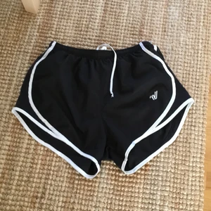 Varsity shorts - Varsity spirit cheerleading shorts använda en gång, storlek S. Skriv till mig för mer info och bilder <3 budet startar på 200kr köptes för 250kr frakt betalar du