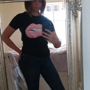 Svart t-shirt med tryck XS - Svart t-shirt med tryck från gina tricot storlek XS, oanvänd, nytt skick bra kvalitet 