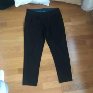 - Svarta kostymbyxor från Esprit! Ganska korta, går till anklarna på mig som är 160, och ganska stor i midjan men man kan ha bälte 🌸 65%polyester 30% viscose 5% elastane