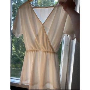 Jumpsuit - Skit fin (!) jumpsuit i storlek 36. Inte så genomskiljnig som den ser ut. Verkligen jätte fin!🥺