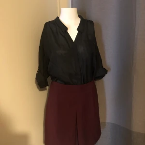 Kjol  - Kjol i storlek 36 från Sisters. Oanvänd.