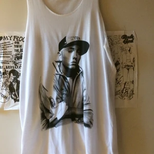 Eminem linne - Storlek S men oversize så passar upp till L beroende på hur man vill det ska sitta. Säljes för 100 kr plus 45 kr frakt i postens påse. 