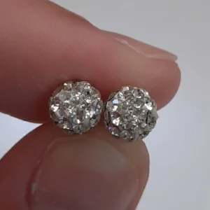 Örhängen - Frakt 11 kr. Se min profil för fler smycken.