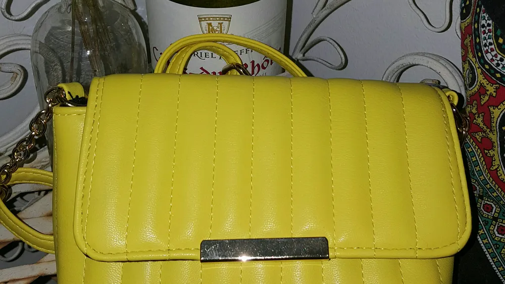 En mycket liten gul väska. Aldrig använd. Frakt ingår ej. Kan mötas upp i Stockholm💞. Väskor.