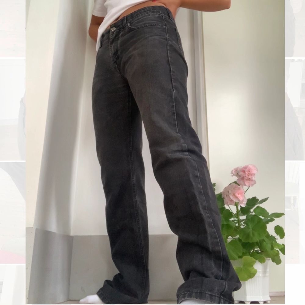 Svarta jeans, INTE högmidjade :) Skitsköna, är inte för hårda men känns heller inte billiga. Jag är en S men byxorna skulle nog även kunna funka för xs-m 💙 Jag är 167 och byxorna är långa på mig.. Jeans & Byxor.
