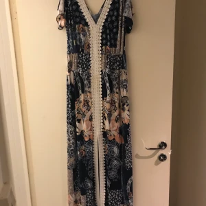 Klänning  - Ny klänning endast testad. Storlek L/Xl men är mera som en M. Erbjuder leverans men köpares står själv för portot