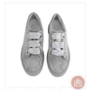 Ett par grå sneakers i mocka - Ett par superhärliga sneakers i mocka från märket K Cobler, använda 2-3 gånger och är i gott skick. Skorna är i storlek 37 men går att använda om man skulle ha en mindre storlek då det är ganska små i storleken, priset får budas!!💞