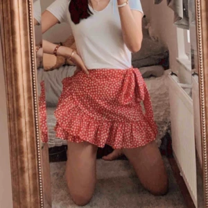  - Ny floral kjol, passar xs-m. Frakt kostar 42kr✨