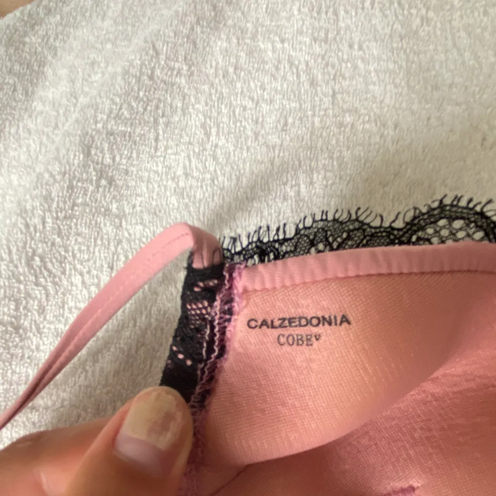En fin bikini topp från Calzedonia i storlek s, som bara blivit använd en gång. Bikini toppen har en fin rosa färg med svart spets.💕🌸💘. Toppar.