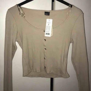Beige croppad tröja - Beige croppad tröja, aldrig använd med prislappar kvar. Strl M