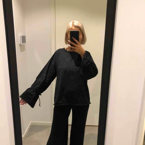  - Hoodie med snörning i armar från Zara. 