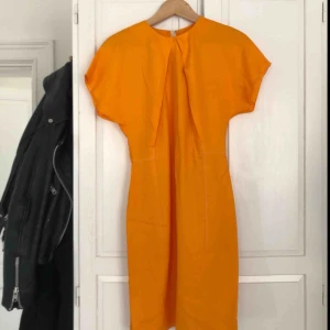  - Skitsnygg klänning från ACNE behöver nu ett nytt hem! Jag har kört en garderobsrensning och tyvärr var det dags för denna☀️ perfekt till våren! Sömmen har gått upp lite längst ner, därav priset! postnords skicka lätt eller hämta i gamla stan! 