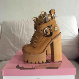  -  Jeffrey Campbell ABNER Stl. EU 36 / US 6 Säljer dessa maxade klackar! Använda 2-3 ggr, har några märken (se bild) men annars i superbt skick. Nypris 1500 kr. Finns för upphämtning i Malmö eller skickas mot frakt 🧡