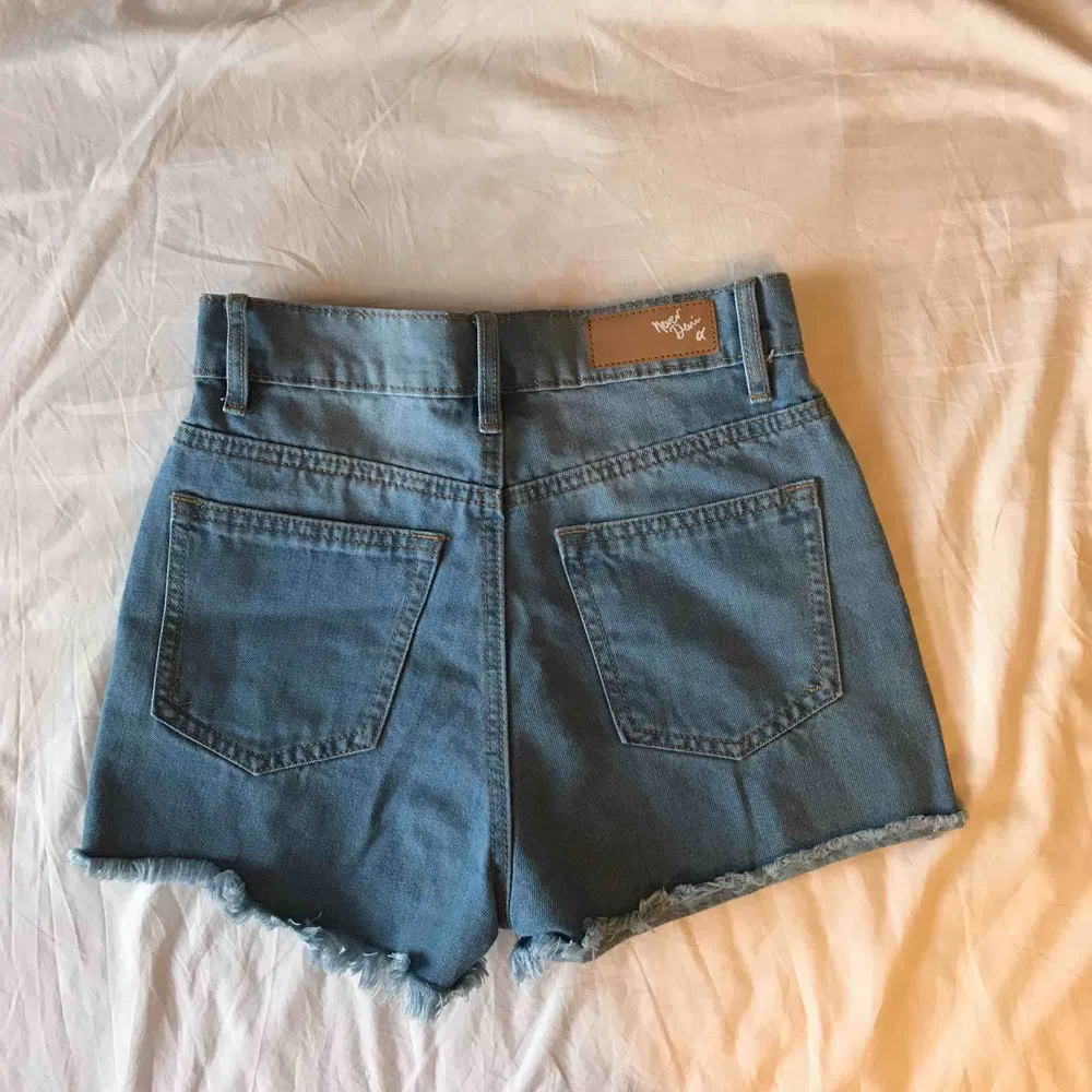 Ljusa jeansshorts som blivit för små för mig! :( Ev. frakt tillkommer, annars möts jag upp i Stockholm! 🌸. Shorts.