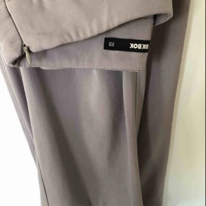  - Supersnygga trendiga byxor från bikbok! Tyvärr är de lite långa i benen för mig så dom behöver en ny ägare, frakt ingår i priset⭐️ (uppsydda i benen som har börjat gå upp, går att sprätta eller sy om)