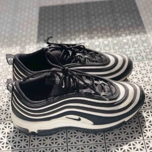Nike 97 - Säljer mina nike 97or helt nya har använt två gånger. Ordinarie pris 1800 kan mötas upp i Västerås o frakta men det står köparen för. Passar 39-40. 🤍🖤