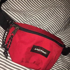  - Nästintill aldrig använd ascool röd Eastpak magväska med justerbart band, köpt på Urban Outfitters🥰Frakt tillkommer!