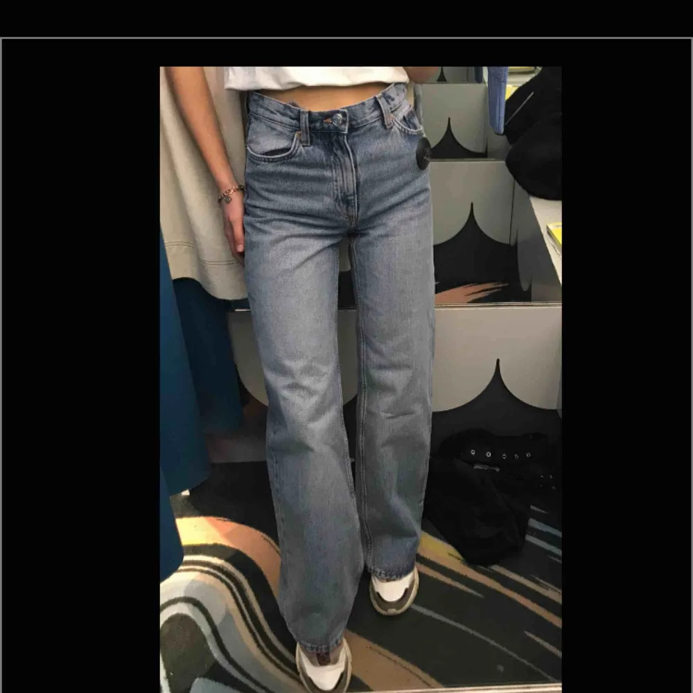 Oanvända Yoko jeans från monki, storlek w24. Slutsålda på deras hemsida!. Jeans & Byxor.