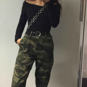  - Skitnajs Militärgröna chinos byxor från NA-KD, sparsamt använda. Checka gärna mi profil för andra snygga plagg 🦋