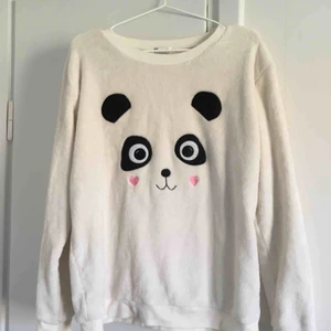  - Väldigt gosig tröja med panda på. Den har ”päls” både in och ut-vändigt så den är väldigt len och mjuk. Säljer på grund av att den inte kommer till användning, men använd endast ett fåtal gånger ✨