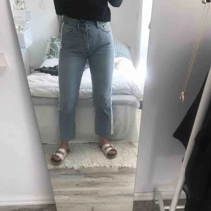  - Svinsnygga jeans med revär! Använda ca 3 gånger då de tyvärr är förstora för mig! Köparen står för frakten på 63:- & betalning sker via swish 💕
