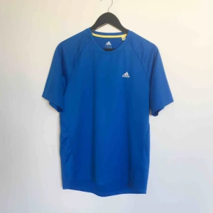  - Oanvänd träningströja blå, ClimaLite teknologi som ska vara sval när man tränar. Stl M (herr/unisex)  Har även en likadan svart.  Har Swish. Kan skicka. Djurfritt & rökfritt hem.