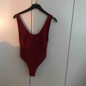  - Baddräkt från Hannalicious kollektion för nakd. Aldrig använd men han ta bort prislappen så kunde inte reklamera, därför hoppas jag den kommer till användning hos någon annan! I priset är frakt inkluderat!