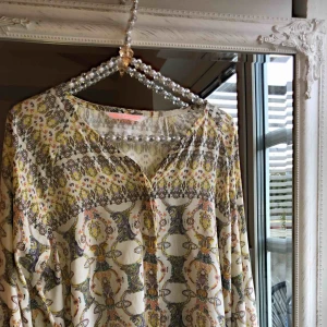  - Max Volmáry blus i ett underbart mönster. 90% Viskos 10% spandex (silkigt material). Köpare betalar frakt 🌼