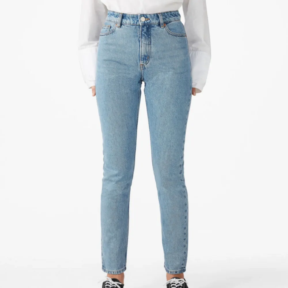 Jättefina ljusblå jeans från Monki i modellen kimono x-long, midjemått:68cm innerbensmått:81cm,frakt tillkommer :). Jeans & Byxor.