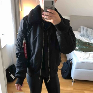  - Säljer min snygga alpha industries jacka då den aldrig kommer till användning. Skriv gärna vid fler frågor! Tar betalning via swish och fraktar mot betalning. 